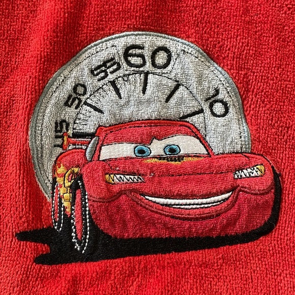 Disney Pixar Cars beach towel for kids featuring lightning McQueen - Picture 2 of 5